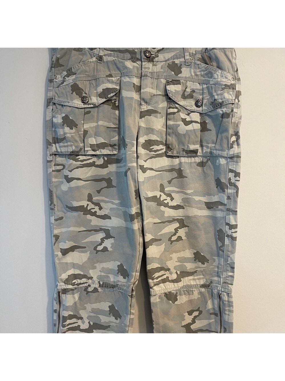 NWT Camouflage Cargo Capri Pants SIZE 10
